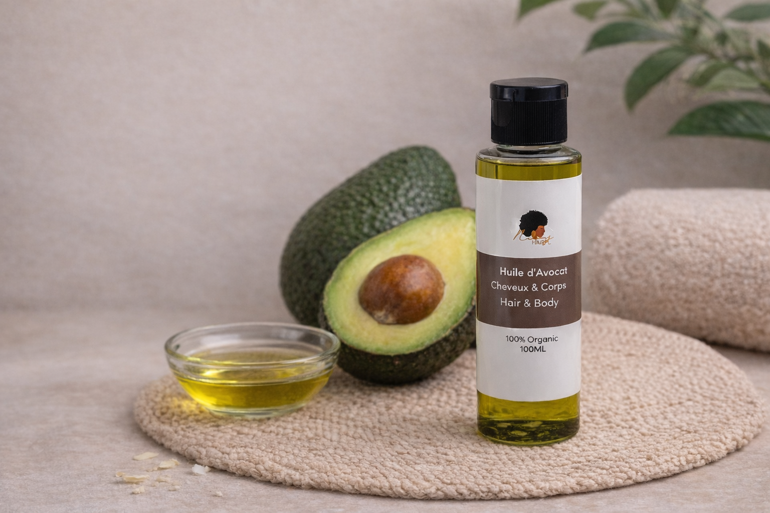 Huile d'avocat vierge NivyHair 100ml avec avocat frais coupé et bol d'huile naturelle pour cheveux et corps